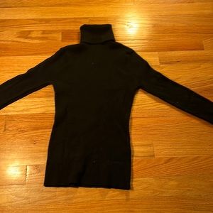Flexible black turtleneck, brand new only worn once